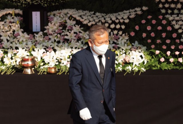 이상민 행정안전부 장관이 10월 31일 서울 중구 서울시청 앞에 마련된 이태원 사고 사망자 합동 분향소를 찾아 헌화했다. 동아일보 DB