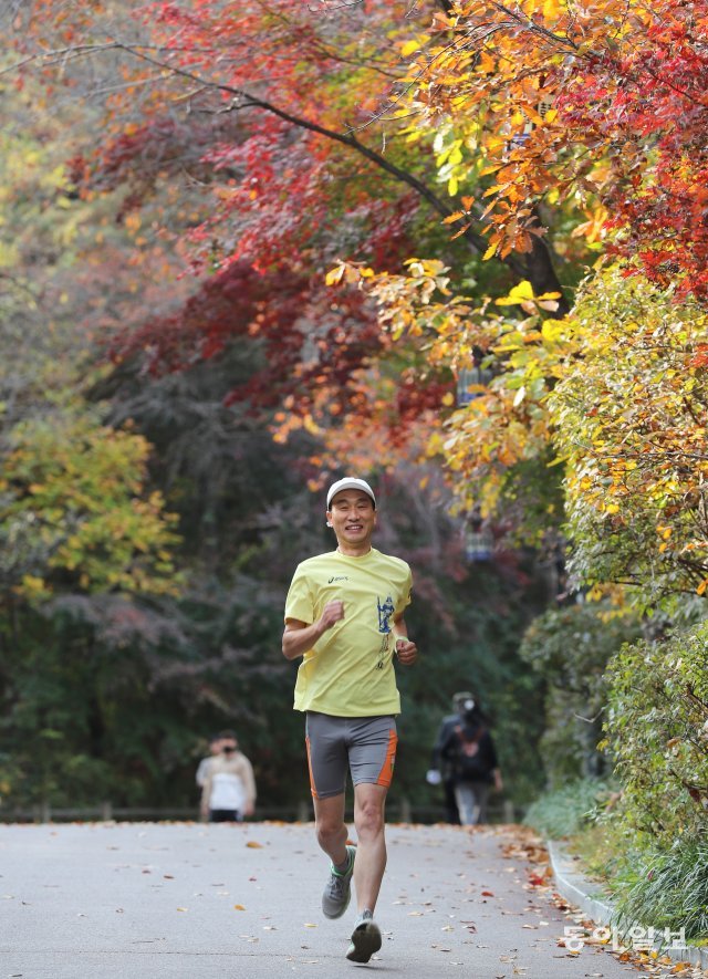 노수영 메리츠증권 상무가 서울 남산 북측순환로를 즐거운 표정으로 달리고 있다. 30년 넘게 달리고 있는 그는 “예순이 넘었는데 건강검진에서 40대 몸으로 나온다”며 “달리기는 최고의 건강법”이라고 강조했다. 이훈구 기자 ufo@donga.com