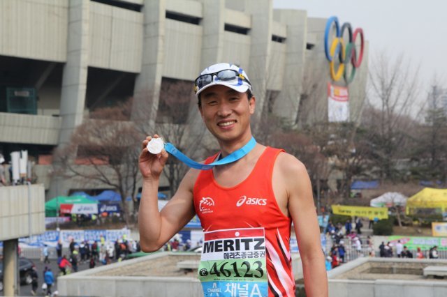 노수영 상무가 2013년 서울국제마라톤 겸 동아마라톤를 완주한 뒤 완주 메달을 들고 포즈를 취했다. 노수영 상무 제공.