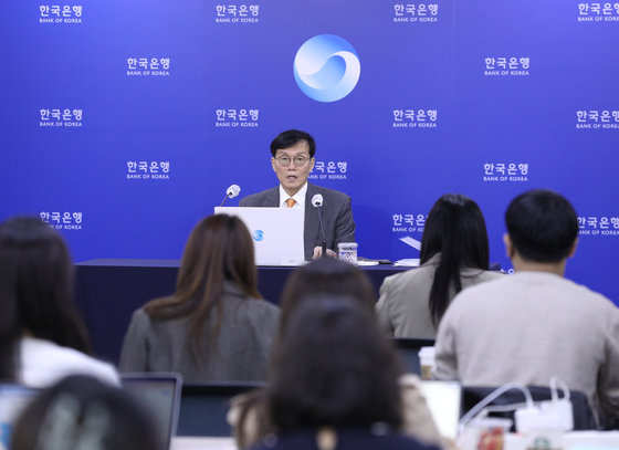 이창용 한국은행 총재가 지난 10월12일 서울 중구 한국은행에서 열린 기자간담회에서 기준금리 인상에 관해 설명하고 있다. /뉴스1