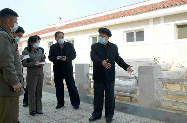 현지 시찰 중인 최룡해 최고인민회의 상임위원장(오른쪽). (평양 노동신문=뉴스1)