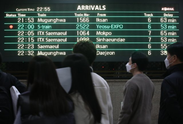 서울 영등포역 부근에서 무궁화호 열차 탈선 사고가 발생한 6일 밤 서울 영등포역 전광판에 열차도착 시간의 지연이 나타나고 있다. 한국철도공사(코레일)에 따르면 오후 8시 15분 용산발 익산행 열차가 영등포역으로 진입하던 중 선로를 이탈했다. 2022.11.6/뉴스1