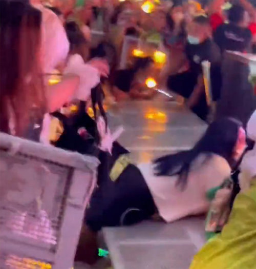 NCT127의 인도네시아 공연 도중 무대로 몰려들던 관람객들이 펜스 위로 쓰러지고 있다. SNS 화면 캡처