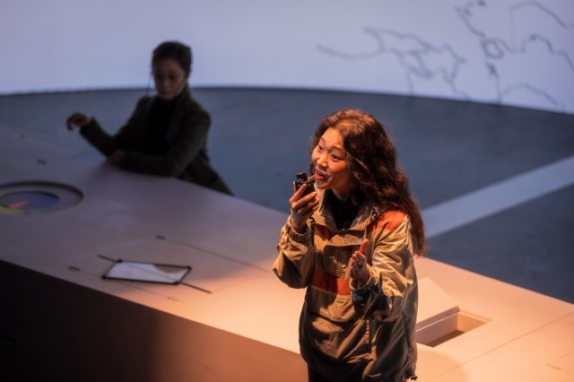 연극 ‘극동 시베리아 순례길’에서 기후연구원 BB를 연기하는 배우 정슬기. 국립극단 제공