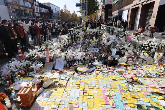 6일 오후 서울 용산구 이태원역 1번 출구에 마련된 이태원 참사 추모공간에 추모객들의 발길이 이어지고 있다. 이태원역 앞 추모 공간은 시민들이 자발적으로 마련한 곳으로 지난 5일 종료된 국가 애도 기간과는 무관하게 운영이 계속된다. 2022.11.6/뉴스1