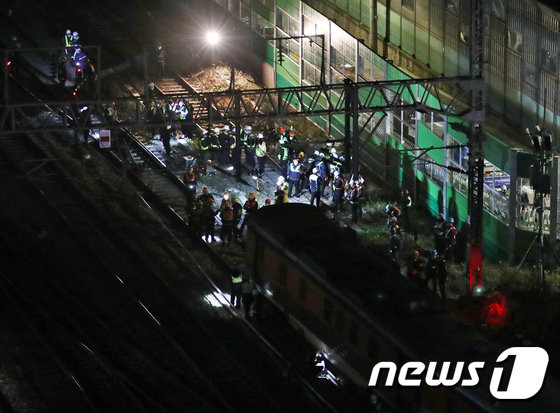 영등포역 부근에서 무궁화호 열차 탈선 사고가 발생한 지난 6일 밤 코레일 관계자들이 열차 복구 작업을 하고 있다./뉴스1