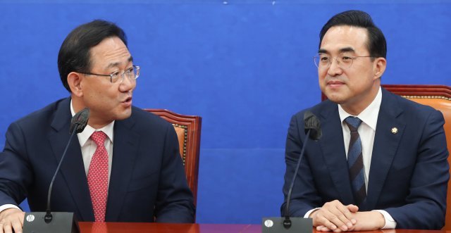 국민의힘 주호영(왼쪽) 원내대표와 더불어민주당 박홍근 원내대표가 지난 9월 21일 국회에서 만나 대화하고 있다. 사진공동취재단