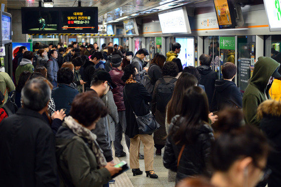 서울 지하철 3호선 교대역에서 시민들이 열차를 기다리고 있다. 뉴스1 DB 2016.3.16