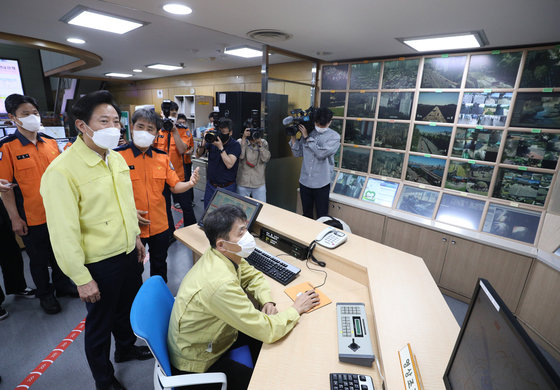 오세훈 서울시장이 지난해 9월 서울 중구 서울종합방재센터를 방문해 CCTV를 살펴보고 있다. 2021.9.18/뉴스1