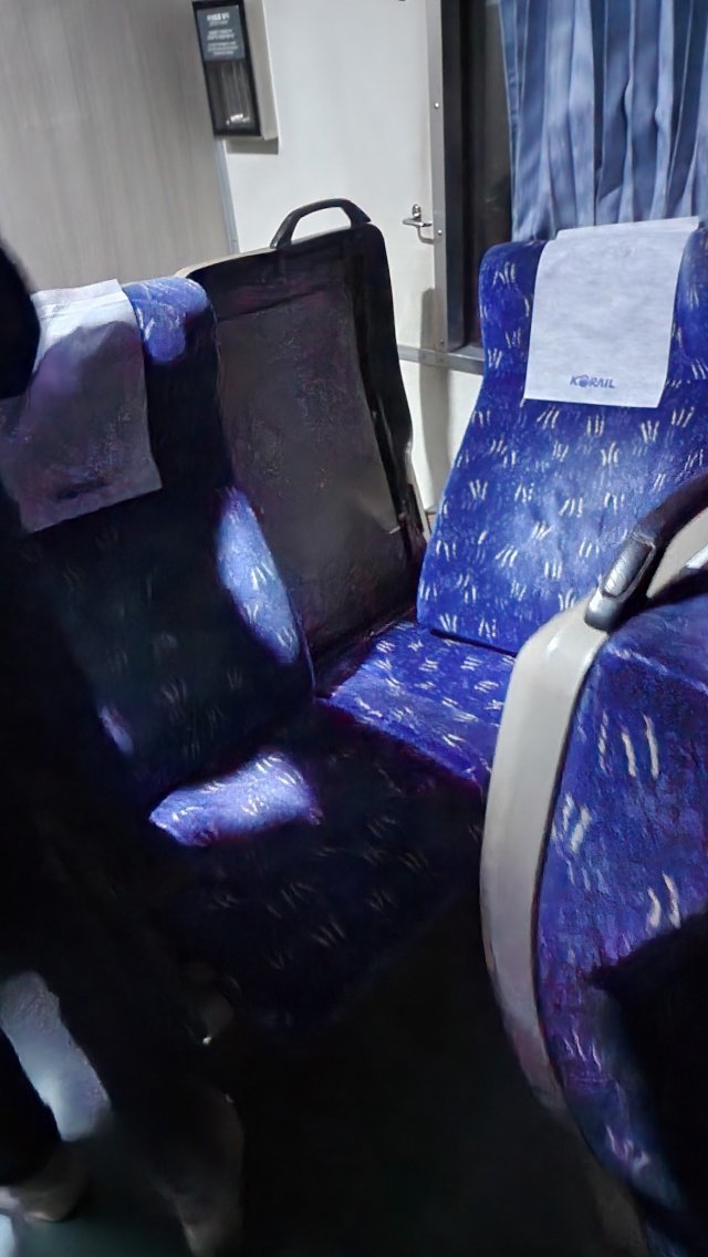 지난 6일 무궁화호 탈선 당시 열차 내부에 있는 의자가 돌아간 모습. 트위터