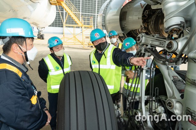 우기홍 대한항공 사장이 A330 정밀점검 현장을 방문해 랜딩기어 점검과정을 살펴보고 있다.