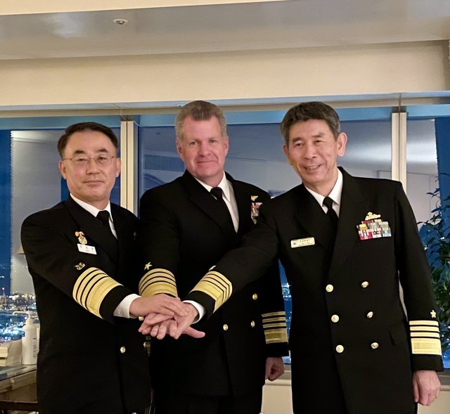이종호 해군참모총장(왼쪽)과 사무엘 파파로 미국 태평양함대 사령관(가운데), 사카이 료 일본 해상막료장이 7일 일본 요코하마에서 3자 대담을 했다. 대한민국 해군 제공