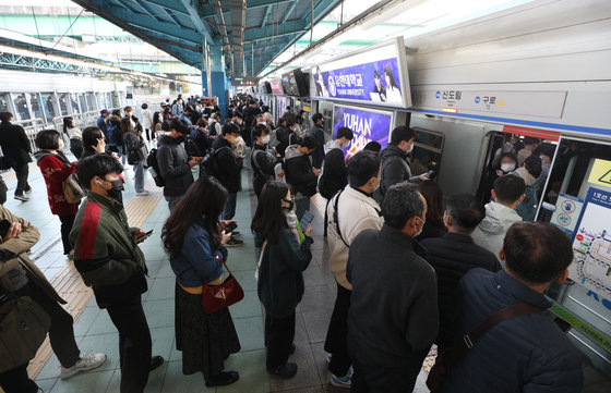 영등포역 인근에서 무궁화호 열차가 탈선한 가운데 7일 오전 서울 신도림역 지하철 운행이 지연되고 있다. 한국철도공사(코레일)는 이날 오후 1시 정상화를 목표로 복구 작업에 한창이다. 2022.11.7/뉴스1 ⓒ News1