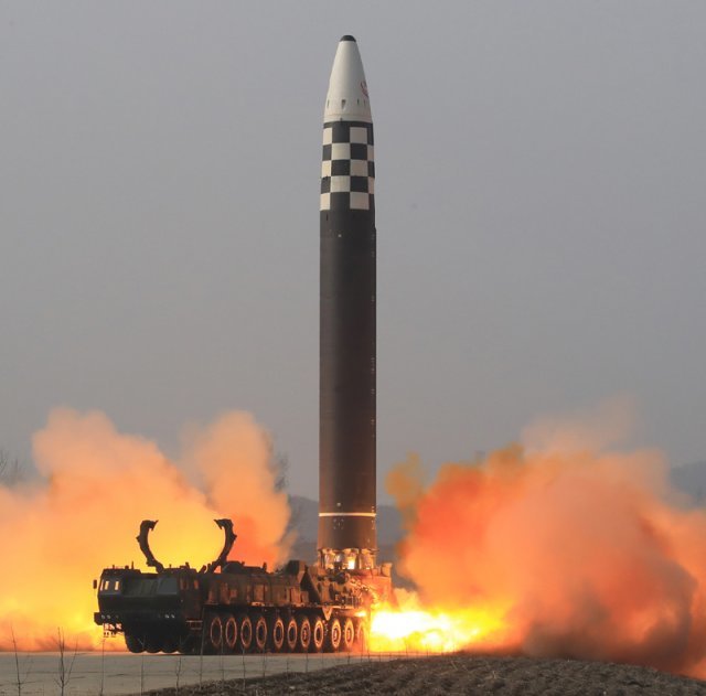 한미 정보당국은 북한이 3일 발사한 미사일을 ‘화성-17형’ 으로 판단하고 있다. 노동신문 뉴스1