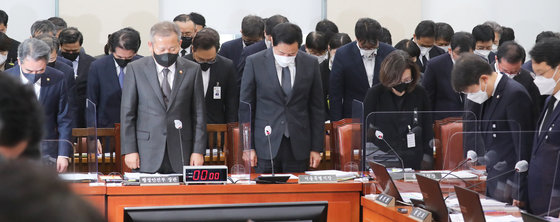 윤희근 경찰청장(왼쪽부터)과 이상민 행정안전부 장관, 오세훈 서울시장, 박희영 용산구청장, 김광호 서울경찰청장이 7일 서울 여의도 국회에서 열린 행정안전위원회 제8차 전체회의에서 이태원 참사 희생자를 추모하는 묵념을 하고 있다. 2022.11.7 뉴스1