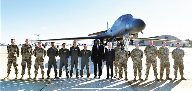 한미 국방장관이 3일(현지 시간) 미 앤드루스 공군기지를 방문해 ‘죽음의 백조’로 불리는 B-1B 전략폭격기 앞에서 기념 사진을 찍고 있다. 국방부 제공