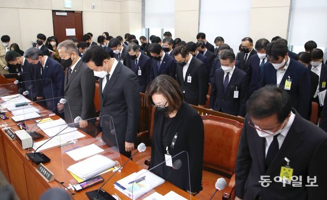 7일 국회 행정안전위원회 회의실에서 열린 이태원 핼러윈 참사 현안질의에 참석한 관계 기관장들이 묵념을 하고 있다. 원대연 기자 yeon72@donga.com