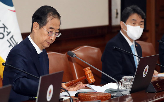 한덕수 국무총리가 8일 오전 서울 종로구 세종대로 정부서울청사에서 열린 국무회의에서 의사봉을 두드리고 있다. 2022.11.8/뉴스1