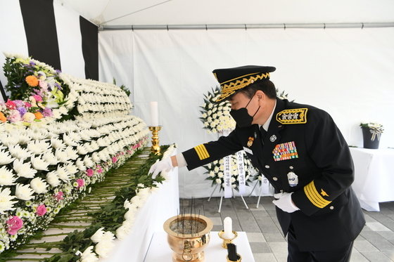 남화영 소방청장 직무대리가 지난 1일 오전 세종시청에 마련된 이태원 사고 사망자 합동분향소를 찾아 헌화하고 있다. 소방청 제공. 2022.11.1