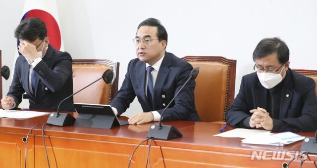 더불어민주당 박홍근 원내대표(가운데)가 8일 오전 서울 여의도 국회에서 열린 원내대책회의에서 발언하고 있다. 뉴시스
