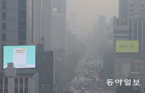 9월 29일 올 가을 들어 처음으로 미세먼지(PM2.5) 농도가 ‘나쁨’ 수준을 보인 날 서울 종로구의 한 거리. 동아일보DB