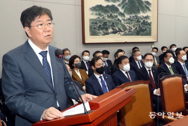 8일 국회에서 열린 국회 운영위원회의 대통령비서실,국가안보실.대통령 경호처에 대한 국정감사에 출석한 김대기 대통령비서실장이 인사말을 하고 있다. 김동주 기자 zoo@donga.com