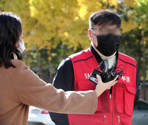 김성곤 푸르밀 노조위원장이 4일 오후 서울 영등포구 푸르밀 본사 앞에서 3차 노사 교섭을 앞두고 취재진과 인터뷰를 하고 있다. 오는 30일자로 전직원에게 정리해고를 통보한 푸르밀은 지난달 31일 열린 2차 노사 교섭에서 회사 경영권 재매각을 위해 노력한다는 입장을 밝힌 바 있다. 2022.11.4/뉴스1