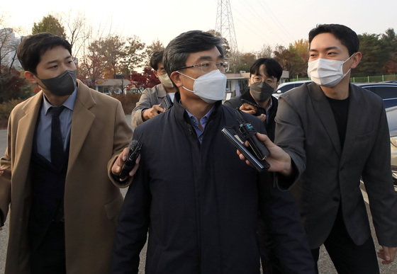 서해 공무원 피격 사건 관련해 정보를 삭제한 혐의 등으로 구속된 서욱 전 국방부 장관이 8일 오후 경기도 의왕시 서울구치소를 나서고 있다. 서울중앙지법은 이날 보증금 1억 원 납입을 조건으로 서 전 장관의 구속적부심 청구를 인용했다. 2022.11.8/뉴스1