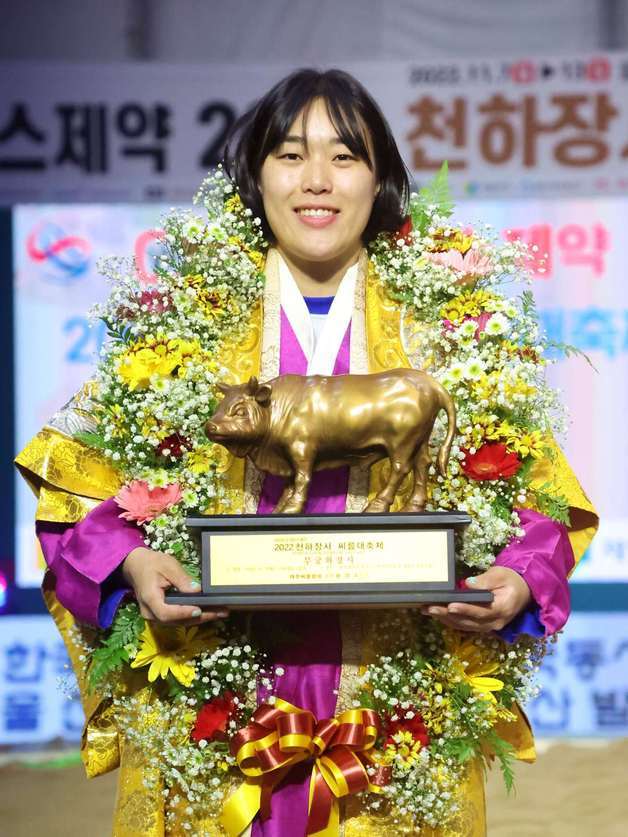 천하장사씨름대축제 무궁화장사에 오른 이다현. 대한씨름협회 제공