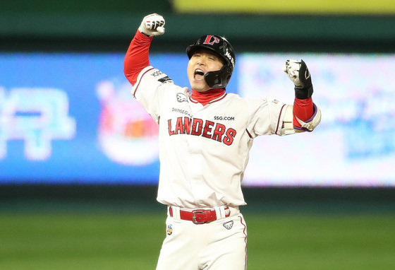 8일 오후 인천시 미추홀구 SSG 랜더스필드에서 열린 프로야구 ‘2022 신한은행 SOL KBO 포스트시즌’ 한국시리즈 6차전 키움 히어로즈와 SSG 랜더스의 경기 6회말 1사 2,3루 상황 SSG 김성현이 키움 요키시를 상대로 역전 2타점 적시 2루타를 치고 환호하고 있다. 2022.11.8 뉴스1