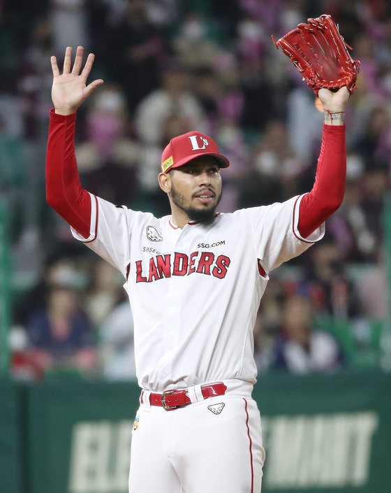 8일 오후 인천시 미추홀구 SSG 랜더스필드에서 열린 프로야구 ‘2022 신한은행 SOL KBO 포스트시즌’ 한국시리즈 6차전 키움 히어로즈와 SSG 랜더스의 경기 3회초 1사 주자 없는 상황에서 SSG 선발 폰트가 키움 이정후를 우익수 파울 플라이 아웃으로 잡아낸 뒤 기뻐하고 있다. 2022.11.8 뉴스1