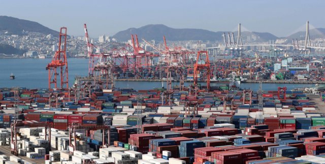 8일 한국은행의 국제수지 통계에 따르면 9월 수출은 지난해 같은 달보다 0.7% 감소했다. 수출이 감소한 것은 23개월 만에 처음이다. 부산 남구 감만동과 신선대 부두에서 컨테이너 작업이 진행되고 있다. 부산=뉴시스