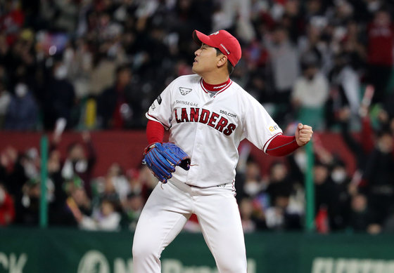 8일 오후 인천시 미추홀구 SSG 랜더스필드에서 열린 프로야구 ‘2022 신한은행 SOL KBO 포스트시즌’ 한국시리즈 6차전 키움 히어로즈와 SSG 랜더스의 경기, SSG 두 번째 투수 김택형이 8회초 2사 키움 이정후를 삼진으로 잡아낸 후 포효하고 있다. 2022.11.8/뉴스1