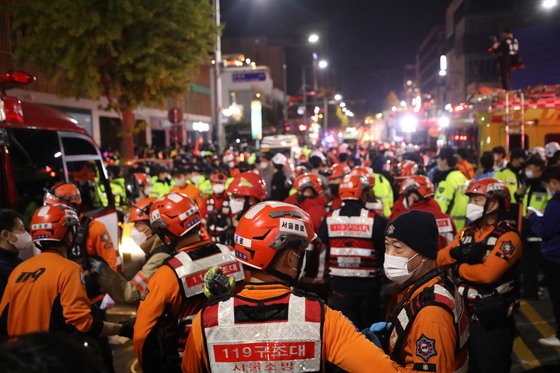 지난달 29일 밤 서울 용산구 이태원 한복판에서 압사사고가 일어나자 출동한 소방구급 대원들이 현장을 수습하고 있는 모습. ⓒ News1