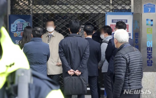 9일 오전 서울 여의도 민주당 내 당대표 비서실 압수수색을 위해 검찰 관계자들이 당 입구에서 대기하고 있다.