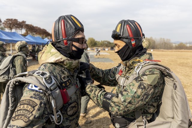 경기도 하남시 특전사 고공훈련장에서 열린 ‘제44회 특수전사령관배 고공강하 경연대회’에 참가한 선수들이 강하에 앞서 장비를 점검하고 있다. 국방일보 제공