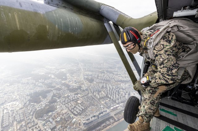 경기도 하남시 특전사 고공훈련장에서 열린 ‘제44회 특수전사령관배 고공강하 경연대회’에 참가한 장병들이 UH-60 헬기에서 강하하고 있다. 국방일보 제공