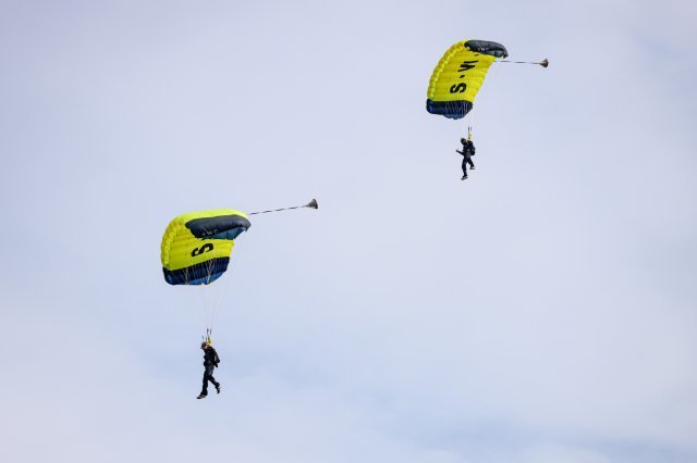 경기도 하남시 특전사 고공훈련장에서 열린 ‘제44회 특수전사령관배 고공강하 경연대회’에 참가한 선수들이 하늘을 활공하고 있다. 국방일보 제공