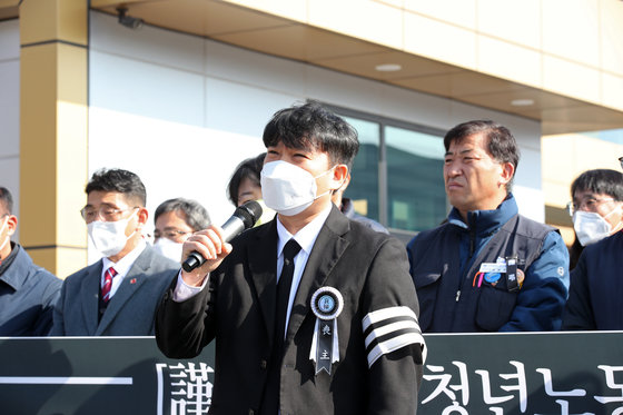 9일 오전 광주 광산구 평동산단 삼성전자 협력업체 앞에서 지난 7일 해당공장에서 작업 중 사망한 20대 노동자의 유족이 경찰과 노동당국에 철저한 수사를 촉구하고 있다. 2022.11.9/뉴스1