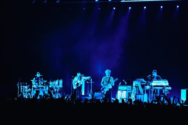 8일 공연을 펼치고 있는 잭 화이트(왼쪽에서 세 번째)와 밴드 멤버들. jackwhiteiii.com 제공