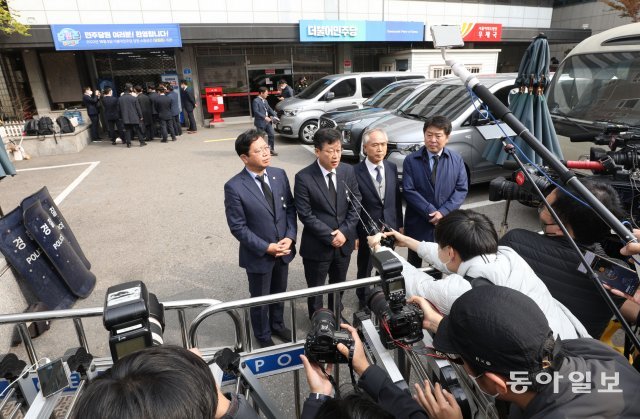 9일 오전 검찰이 압수수색을 시도하는 가운데 안호영 수석대변인이 당사 앞에서 언론 브리핑을 하고 있다. 신원건기자 laputa@donga.com