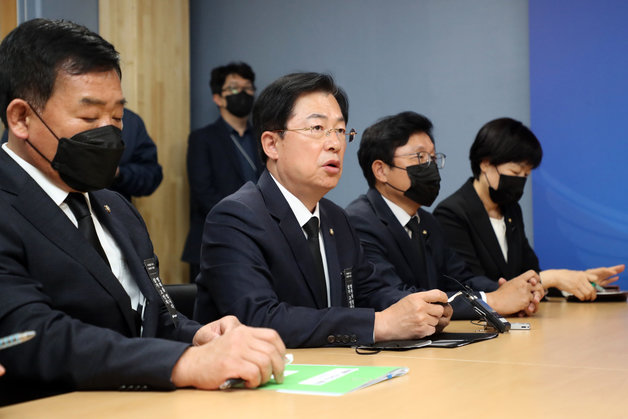 이만희 국민의힘 이태원사고조사및안전태책위원장이 9일 오후 서울 용산경찰서에서 임현규 용산경찰서장에게 발언하고 있다. 2022.11.9/뉴스1