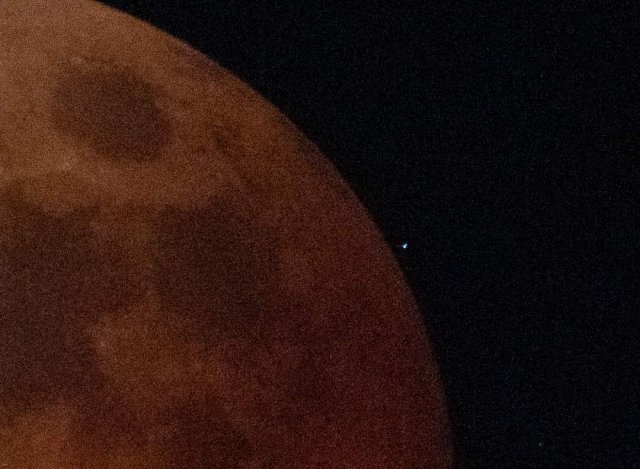 천왕성이 개기월식 도중 달에 가리는 ‘천왕성 엄폐’가 끝나고 다시 보이고 있다. 김연수 사진작가 제공