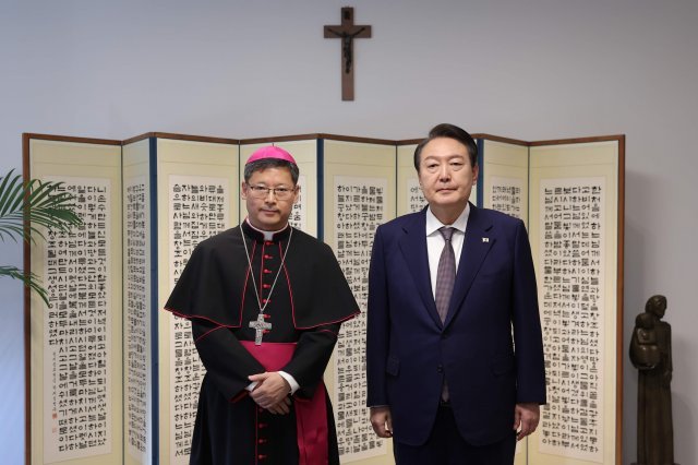 윤석열 대통령이 9일 서울 중구 명동 한국천주교서울대교구청을 방문해 정순택 대주교와 환담을 나눴다. 대통령실 제공.