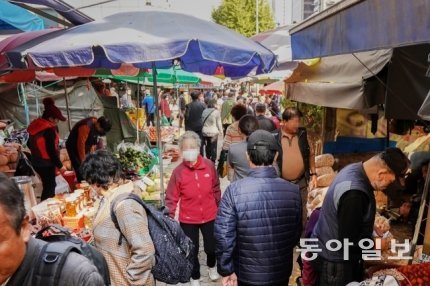 인파로 붐비는 동대문구 청량리 전통시장 모습. 동대문구 제공.