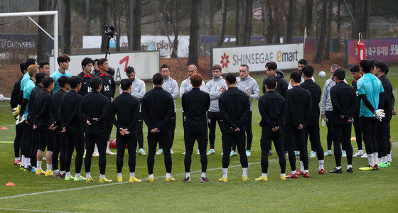 파울루 벤투 축구대표팀 감독이 9일 오후 경기 파주 축구대표팀 트레이닝센터(NFC)에서 선수들에게 훈련을 지시하고 있다. 2022.11.9/뉴스1