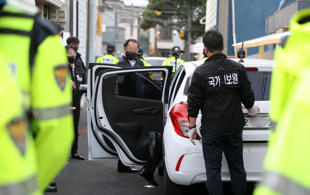 국가정보원이 9일 오후 제주시에 있는 전 진보당 제주도당 위원장 A씨의 자택 앞에서 A씨의 차량을 압수수색하고 있다.2022.11.9/뉴스1