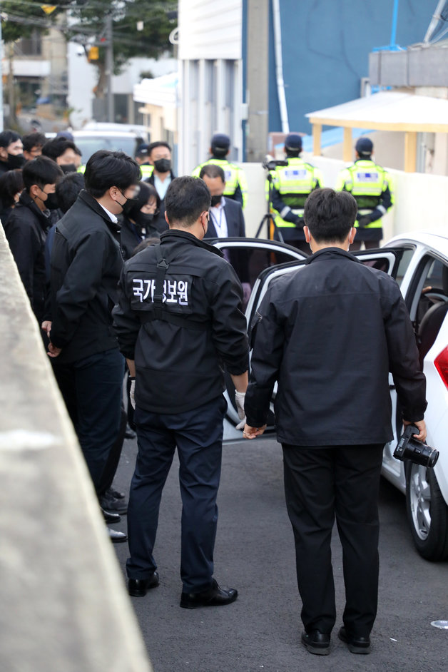 국가정보원이 9일 오후 제주시에 있는 전 진보당 제주도당 위원장 A씨의 자택 앞에서 A씨의 차량을 압수수색하고 있다.2022.11.9/뉴스1