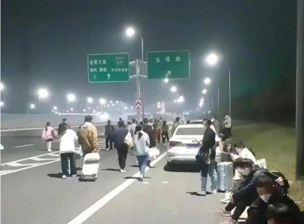 공장을 탈출한 노동자들이 고속도로 갓길을 걷고 있다 - 웨이보 갈무리 / 뉴스1