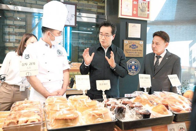 정황근 농림축산식품부 장관(오른쪽 두번째)이 가루쌀을 원료로 사용하는 전북 군산에 있는 홍윤베이커리에 방문하여 홍동수 대표(왼쪽)와 대화하는 모습.